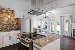 Stylish Minneapolis 6 Bedroom Great for 15 people! Remodeled, new linens, close to everything!